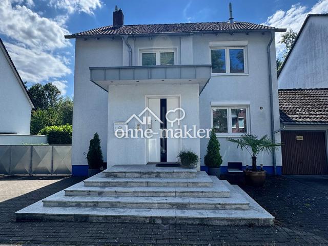 Freistehendes Einfamilienhaus mit parkähnlichem Grundstück
