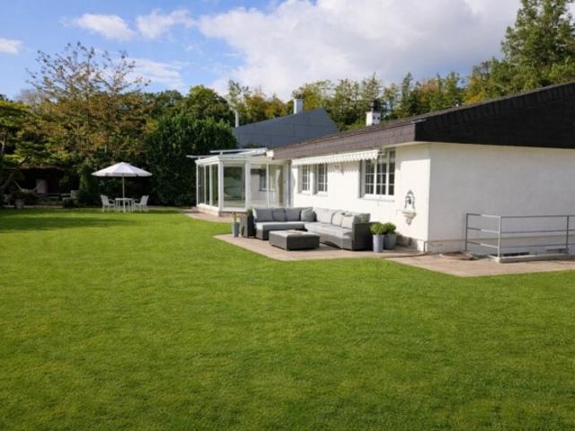 Freistehendes Einfamilienhaus mit Wintergarten, Cheminée und Sauna an ruhiger Lage