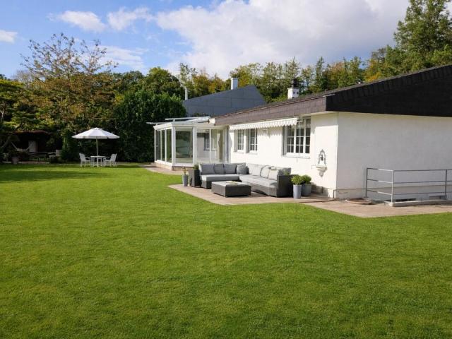 Freistehendes Einfamilienhaus mit Wintergarten, Cheminée und Sauna an ruhiger Lage
