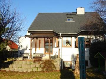Freistehendes Einfamilienhaus mit Wirtschaftsgebäude