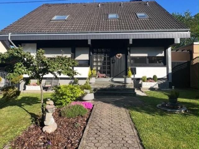 Freistehendes Einfamilienhaus mit traumhaftem Garten in Steinfeld