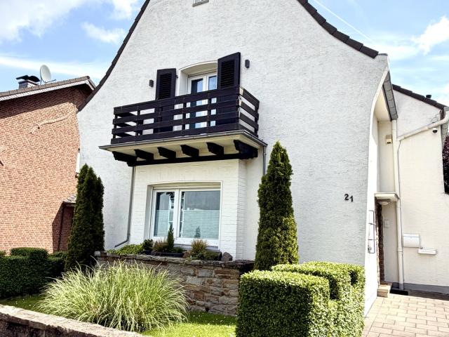 Freistehendes Einfamilienhaus mit traumhaftem Gartenidyll in Duisburg Bergheim