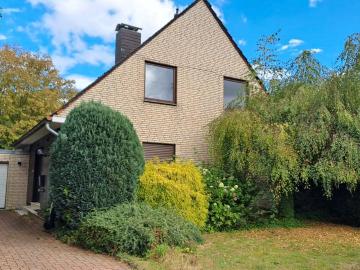 Freistehendes Einfamilienhaus mit traumhaftem Grundstück, Garage