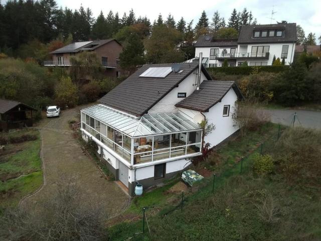 FREISTEHENDES EINFAMILIENHAUS MIT TRAUMHAFTEM FERNBLICK