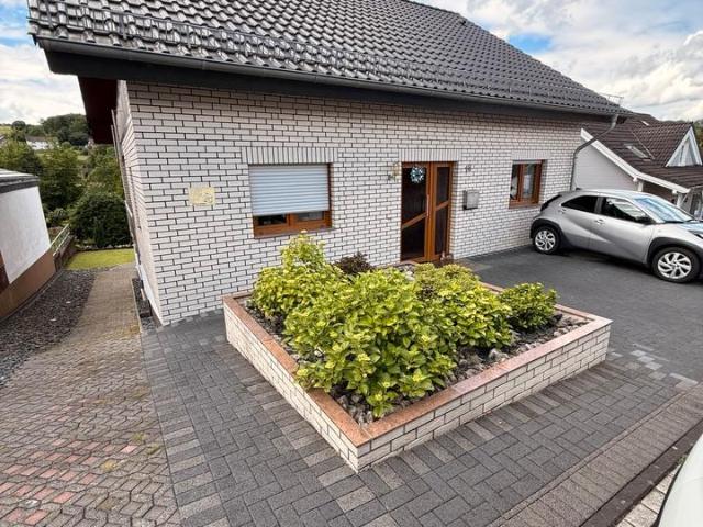 Freistehendes Einfamilienhaus mit traumhaftem Weitblick