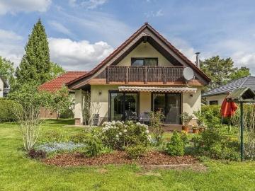 Freistehendes Einfamilienhaus mit viel Platz und liebevoll angelegtem Außenbereich