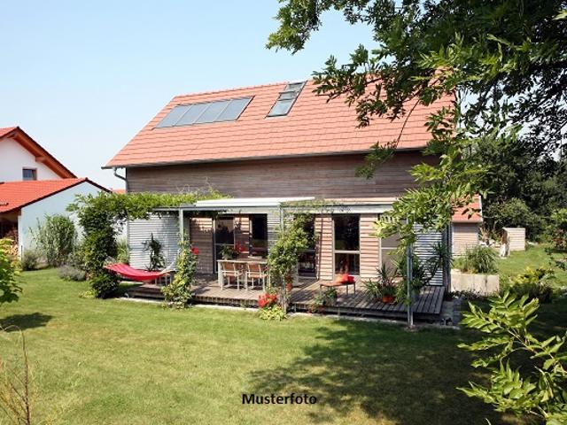 Freistehendes Einfamilienhaus nebst Schuppenanbau