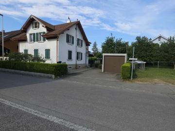 Freistehendes Einfamililenhaus mit je einer Wohnung pro Stockwerk und Bauparzelle