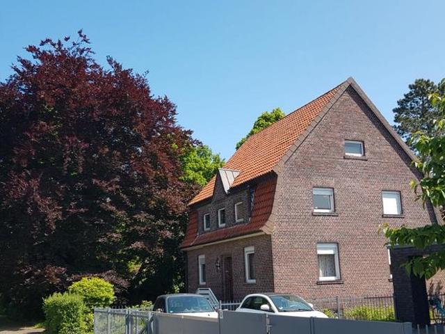 Freistehendes Einfaminielhaus mit großem Grundstück