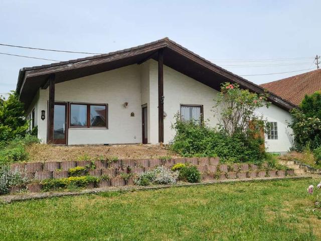 Freistehendes Familienhaus in Hayna: großes Grundstück, heller Wohnbereich, viel Platz