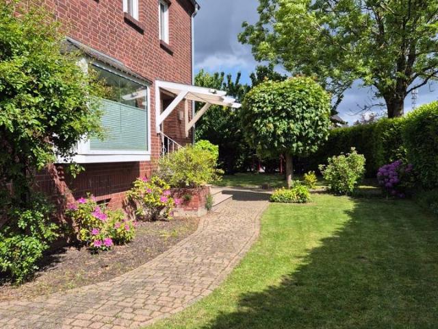 Freistehendes Familienhaus mit großem umlaufendem Garten