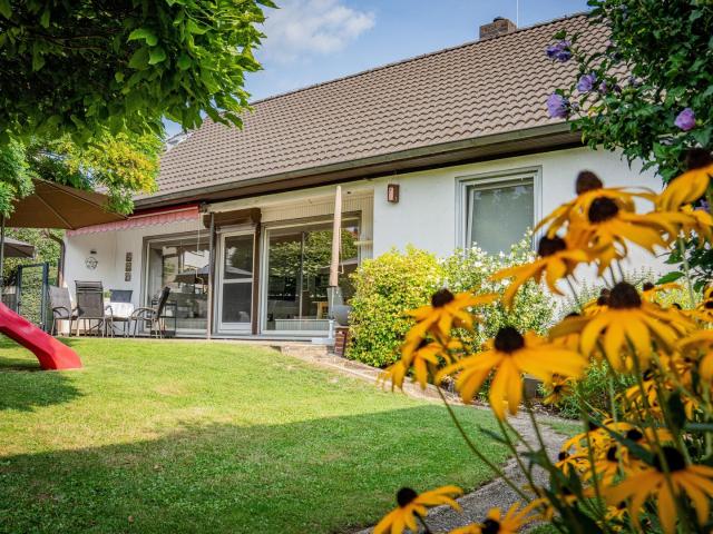 Freistehendes Familienhaus mit Traumgarten, Terrasse, Garage und viel Platz in Reinheim