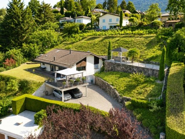 Freistehendes Grundstück mit Blick auf den See und großem Grundstück