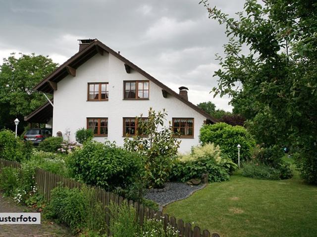 Freistehendes Haupthaus mit Anbau, nebst Wintergarten, Terrasse und Garten