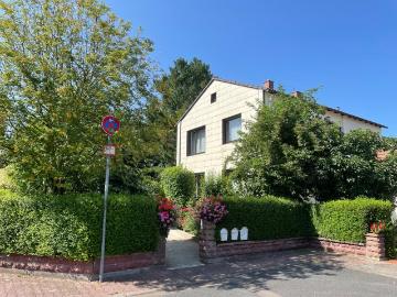 Freistehendes Haus in Nieder Erlenbach + Garten und Dachterrasse