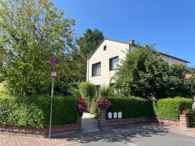Freistehendes Haus in Nieder Erlenbach + Garten und Dachterrasse
