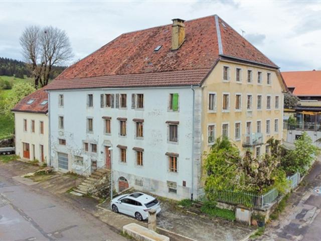 Freistehendes Haus mit Mietwohnhaus und diversen Nebengebäuden