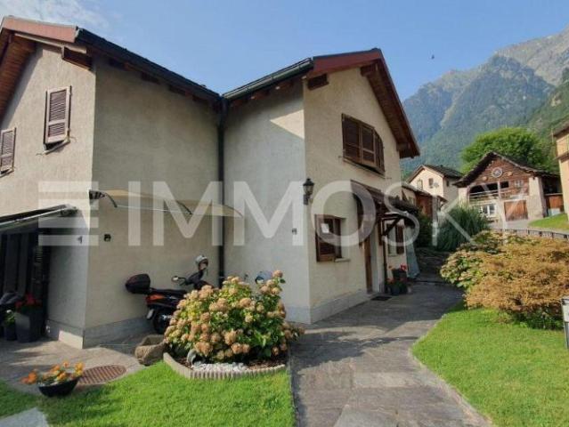 Freistehendes Haus mit Bergblick und Aussenbereichen
