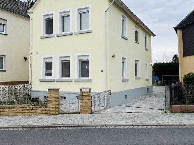 Freistehendes Haus mit großem Garten
