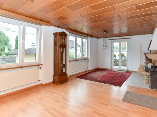 Freistehendes Haus mit grosser Werkstatt und vielen Parkplätzen