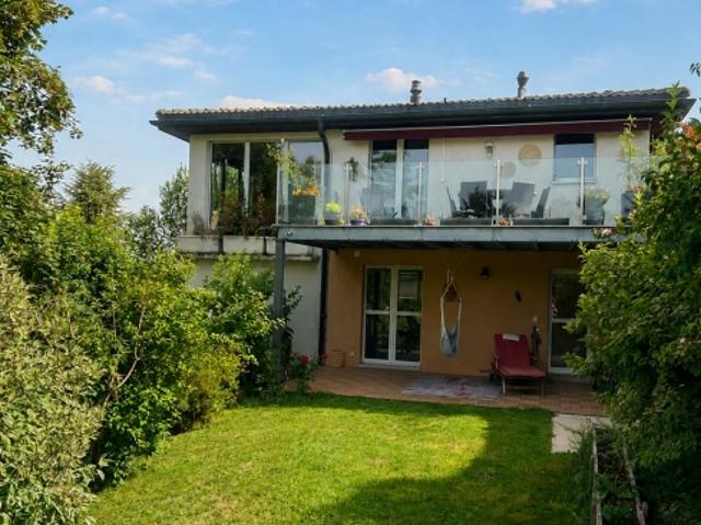 Freistehendes Haus mit großzügigen Volumen, in grüner Umgebung