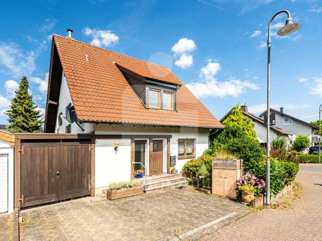 Freistehendes Haus mit großzügigen Räumen und Kachelofen