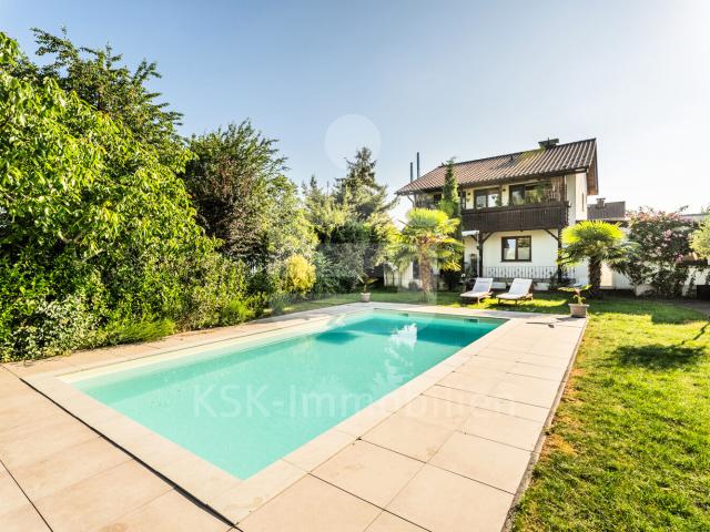 Freistehendes Haus mit Pool auf großem Grundstück!