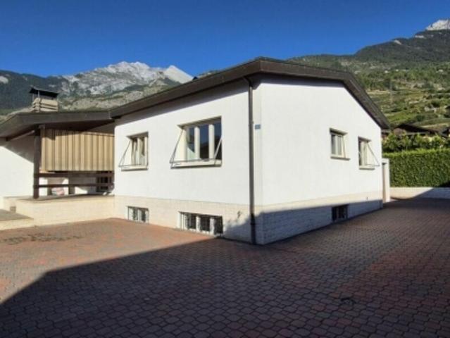 Freistehendes Haus mit sechs Zimmern und Reihenhaus, Grundstück und Garagenbox