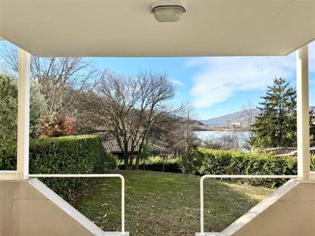RIF. 5023 FREISTEHENDES HAUS MIT SEEBLICK GEMEINSAMES FREIBAD