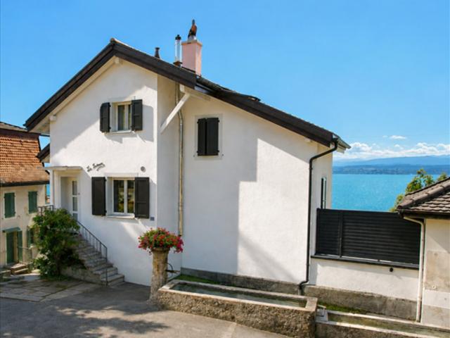 Freistehendes Haus mit Seeblick