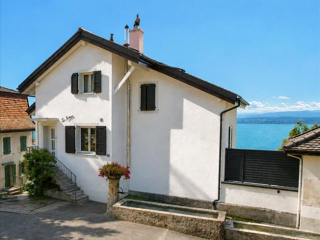 Freistehendes Haus mit Seeblick