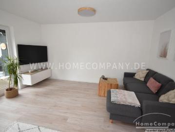 Freistehendes Haus mit Terrasse und Stellplätzen