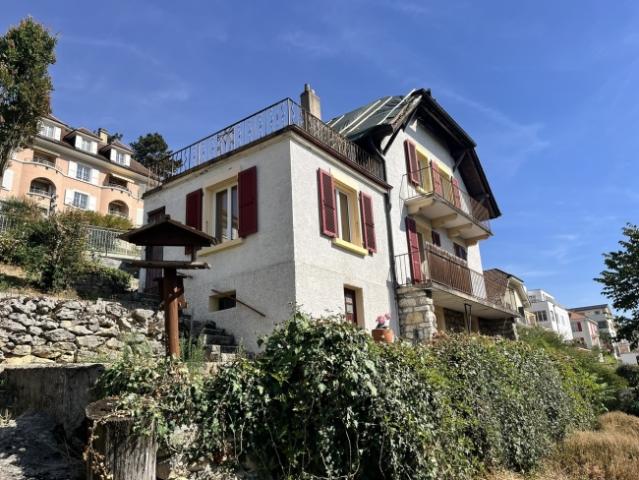 Freistehendes Haus mit 2 Wohnungen zum Renovieren