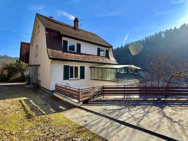Freistehendes Haus mit 3 Etagen, Doppelgarage und weitläufigem Grundstück