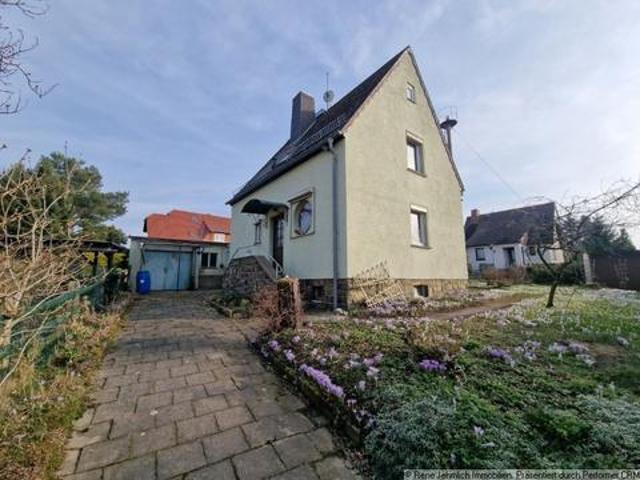 Freistehendes Haus mit 753 m² Grundstück, Brunnen, Garagen und viel Raum für neue Wohnträume