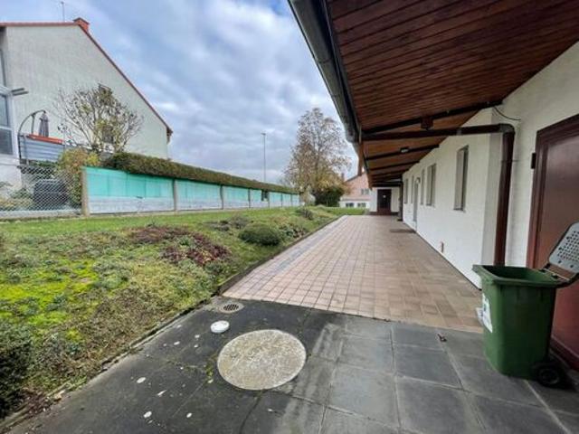 Freistehendes Haus zu vermieten in ruhiger, sonniger Lage mit Garten, Garage, Einfahrt und Terrasse