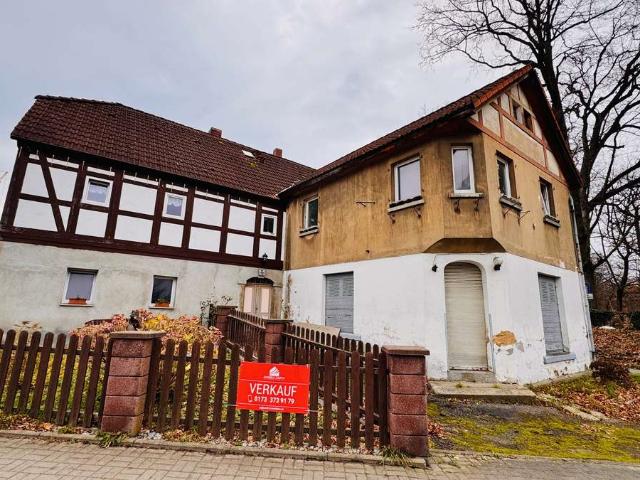 Freistehendes, sanierungsbedürftiges Wohnhaus mit Fachwerk, Nebengelass und Grundstück