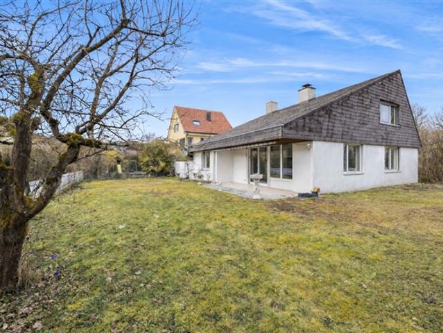 Freistehendes, sonnenverwöhntes Einfamilienhaus mit grosszügigem Ga
