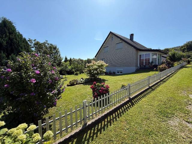 Freistehendes Traumhaus in ruhiger Lage mit Weitblick, Souterrainwohnung & Traumgarten