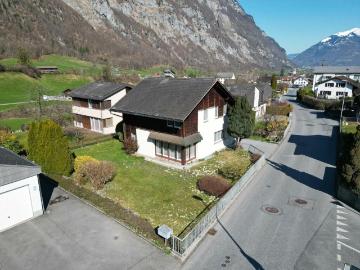 Freistehendes und charmantes Einfamilienhaus an sonniger Lage in Riedern, Gemeinde Glarus