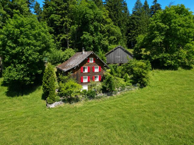 Freistehendes und grosszügiges Wohn oder Ferienhaus an sonniger Lage in Obstalden