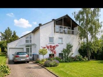 Freistehendes Wohnhaus mit Einligerwohnung in Rollkopf