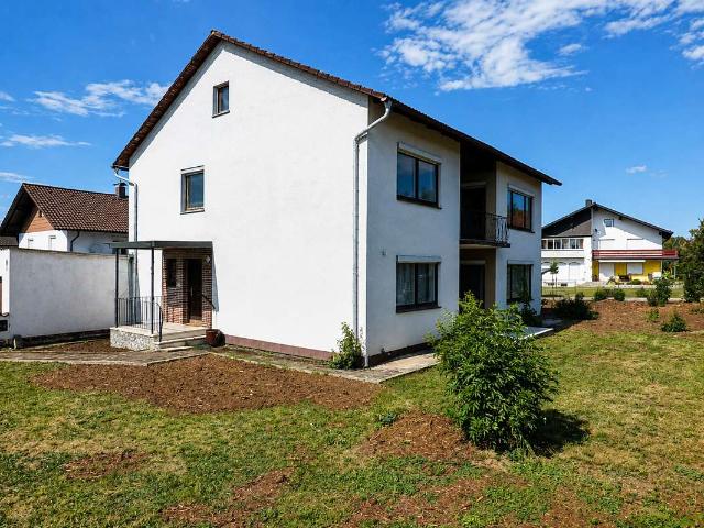 Freistehendes Zweifamilienhaus: 891 m² Grund, schöne, ruhige Lage