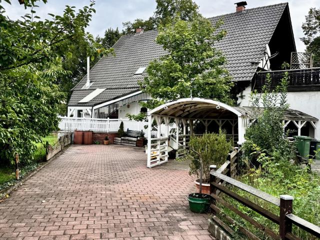 Freistehendes Zweifamilienhaus in familienfreundlicher Lage von Sassanfahrt. Provisionsfrei