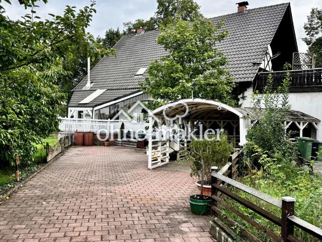 Freistehendes Zweifamilienhaus in familienfreundlicher Lage von Sassanfahrt. Provisionsfrei