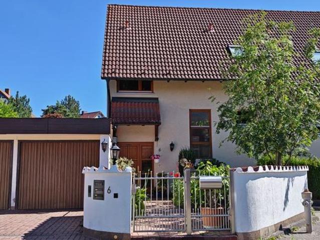 Freistehendes Zweifamilienhaus mit Doppelgarage in Katzwang