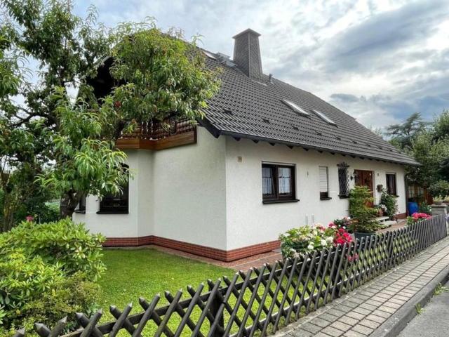 Freistehendes Zweifamilienhaus mit Doppelgarage in KS Oberzwehren