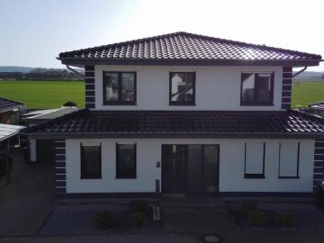Freistehendes Zweifamilienhaus mit Garten und 2 Garagen