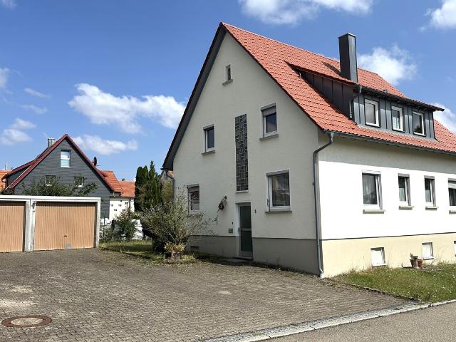 Freistehendes Zweifamilienhaus mit großem Garten in unverbaubarer Ortsrandlage