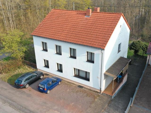 Freistehendes Zweifamilienhaus mit großem Grundstück